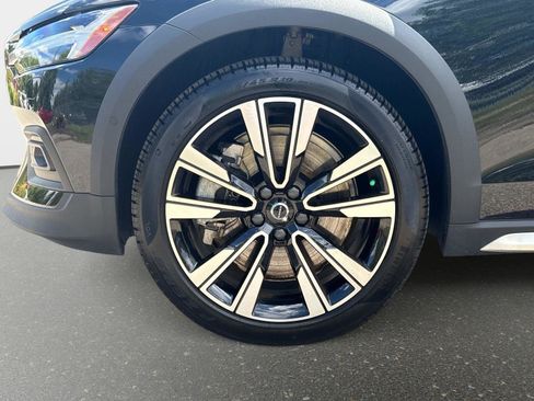 Used 2025 Volvo V60 B5 Cross Country Ultra w/ Climate Package image 9