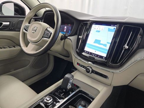 Used 2023 Volvo XC60 B5 Plus image 9