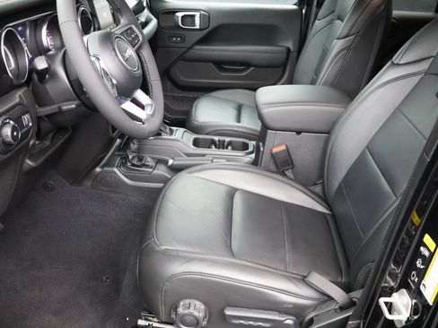 Used 2023 Jeep Wrangler Unlimited Sahara AWD/4WD image 5