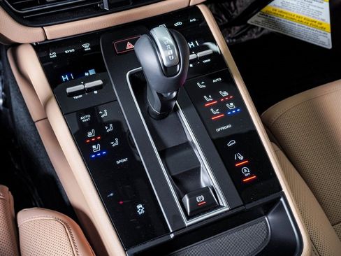 Certified 2025 Porsche Macan image 24