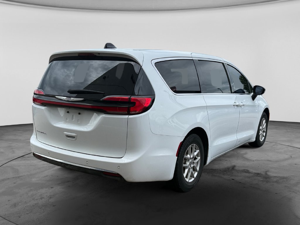 Used 2024 Chrysler Pacifica Touring-L FWD image 9