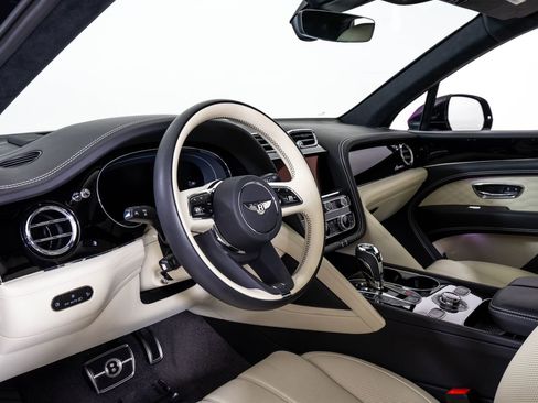 Used 2025 Bentley Bentayga AWD/4WD image 14