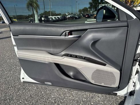 Used 2022 Toyota Camry XLE image 17
