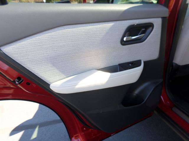 Used 2023 Nissan Rogue SV AWD/4WD image 32