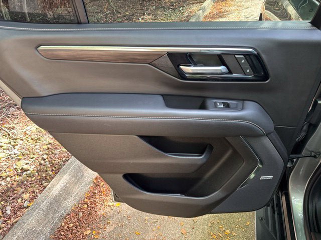 Used 2025 Chevrolet Tahoe Premier AWD/4WD image 17