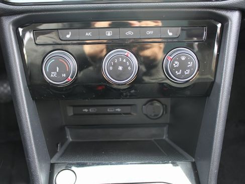 Certified 2023 Volkswagen Taos SE w/ Panoramic Sunroof Package image 17