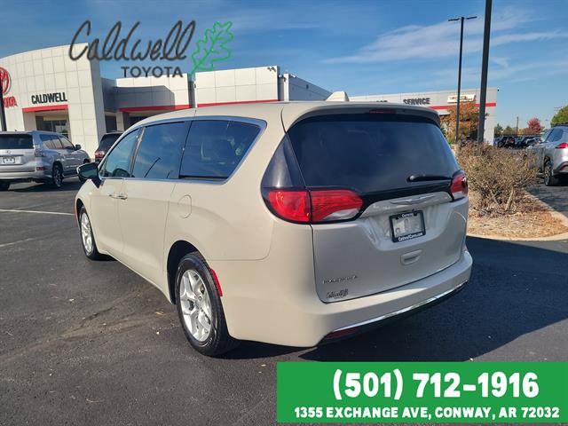 Used 2017 Chrysler Pacifica Touring Plus w/ Tire & Wheel Group FWD image 7