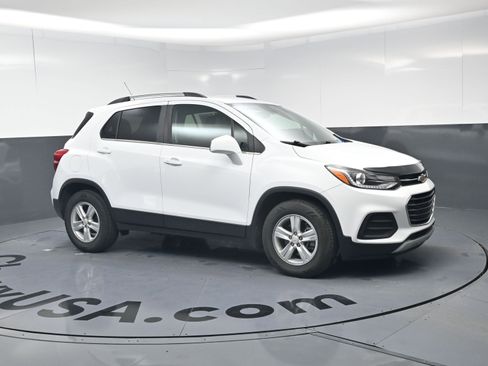 Used 2020 Chevrolet Trax LT w/ LT Convenience Package image 2