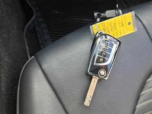 Used 2021 Toyota Camry SE image 19