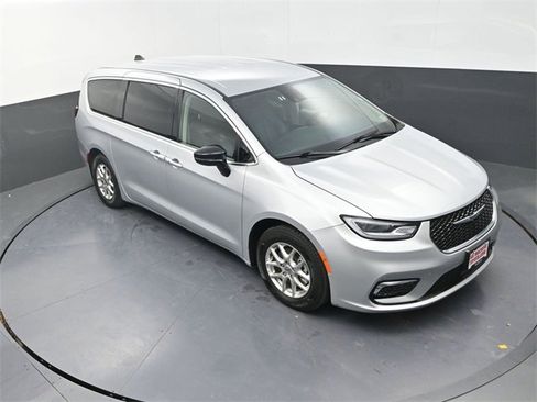 Used 2024 Chrysler Pacifica Touring-L image 17