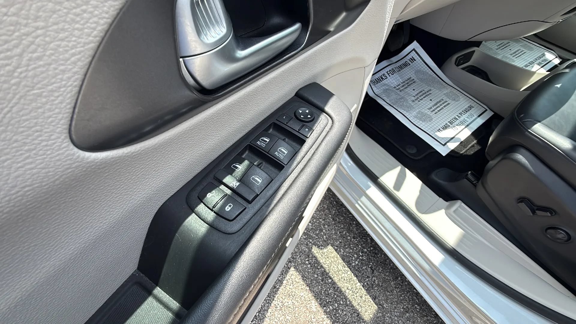 Used 2024 Chrysler Pacifica Touring-L FWD image 17