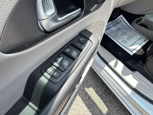Used 2024 Chrysler Pacifica Touring-L FWD image 17
