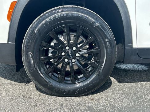 Used 2024 Chevrolet Traverse LT w/ Trailering Package FWD image 10