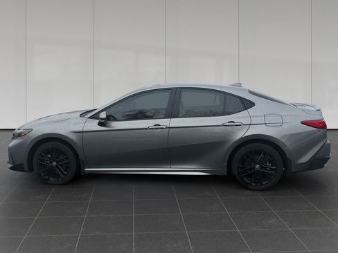 Used 2025 Toyota Camry SE w/ Convenience Package image 2