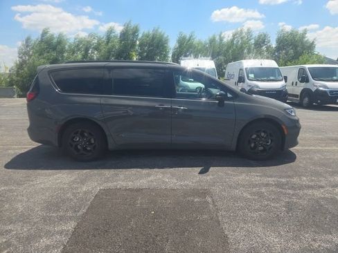 Used 2024 Chrysler Pacifica Limited FWD image 7