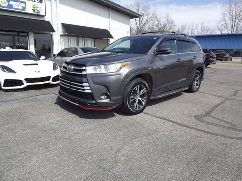Used 2017 Toyota Highlander LE w/ Carpet Mat Package image 1
