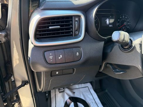 Used 2019 Kia Sorento LX w/ LX Convenience Package image 20