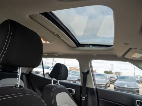 Certified 2022 Hyundai Venue SEL image 13