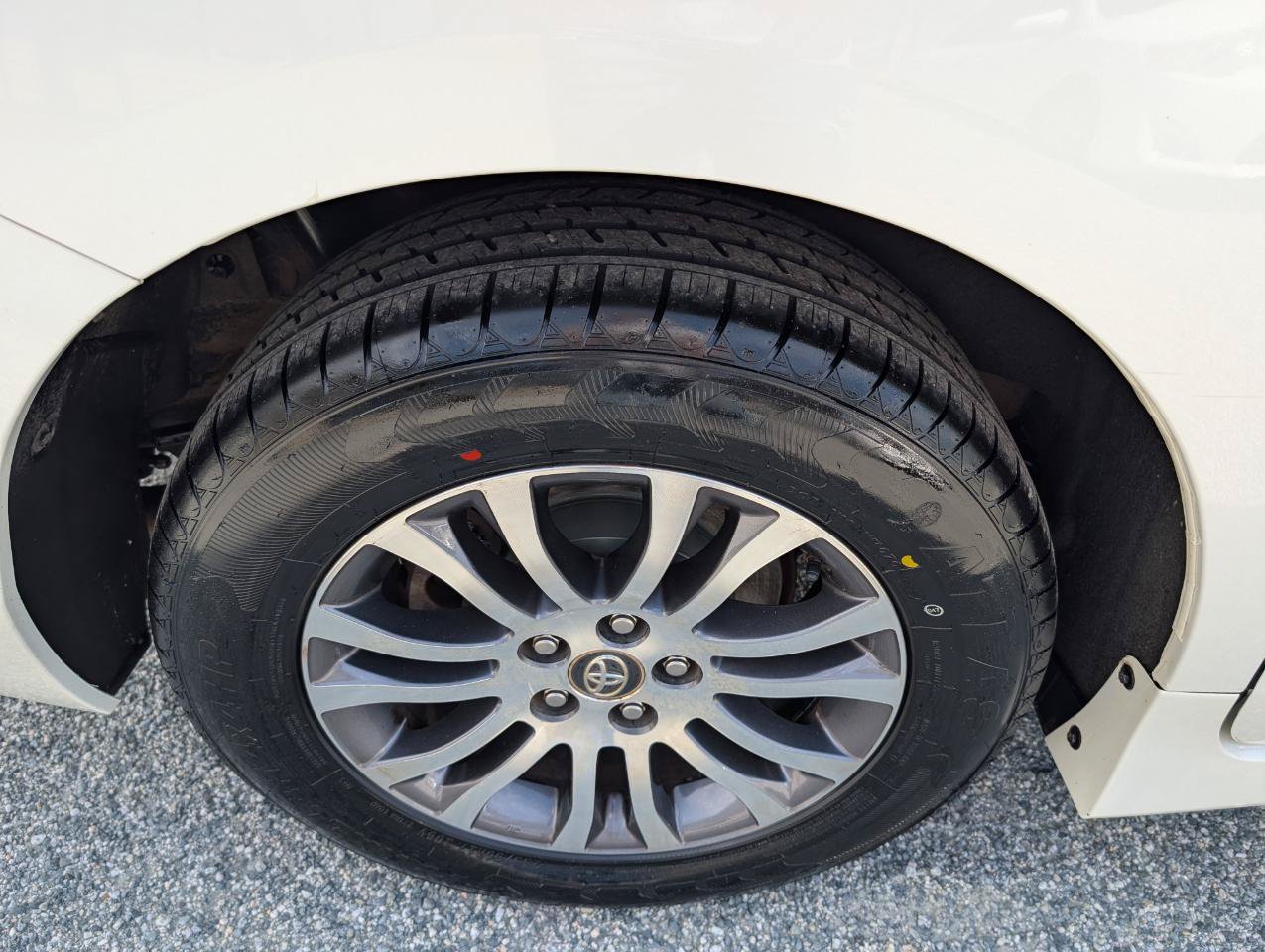Used 2020 Toyota Sienna XLE w/ XLE Navigation Package FWD image 6