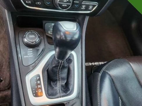Used 2016 Jeep Cherokee Limited w/ Luxury Group AWD/4WD image 7