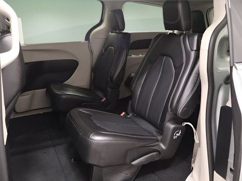 Certified 2024 Chrysler Pacifica Touring-L FWD image 13