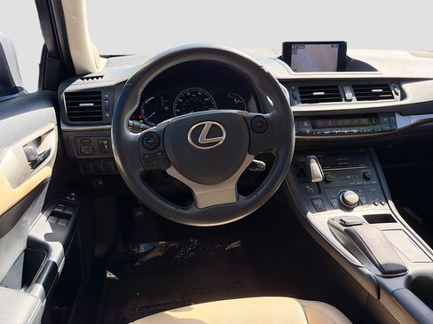 Used 2015 Lexus CT 200h image 16