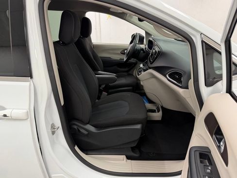 Used 2023 Chrysler Voyager LX FWD image 11