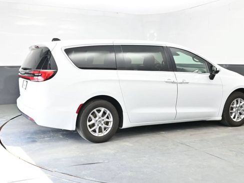 Used 2023 Chrysler Pacifica Touring-L FWD image 7