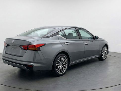 Used 2025 Nissan Altima 2.5 SV FWD image 9