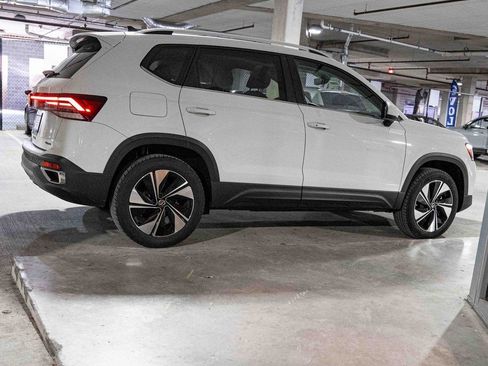 New 2025 Volkswagen Taos SE image 7