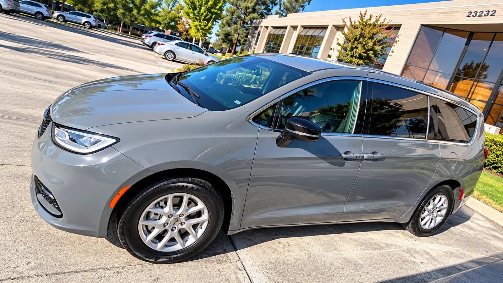 Used 2025 Chrysler Pacifica Select FWD image 4