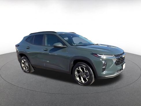 Used 2025 Chevrolet Trax LT w/ LT Convenience Package image 2