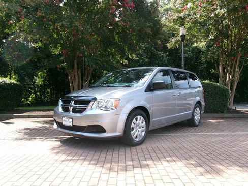 Used 2018 Dodge Grand Caravan SE w/ UConnect Hands-Free Group FWD image 1