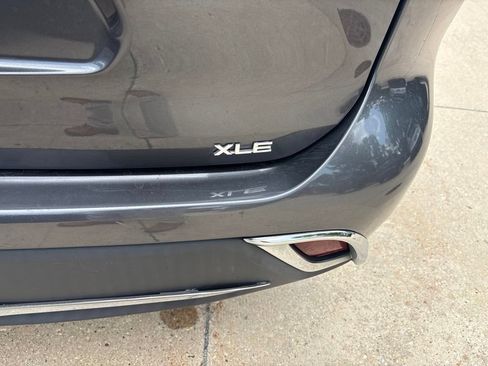 Used 2020 Toyota Highlander XLE FWD image 28