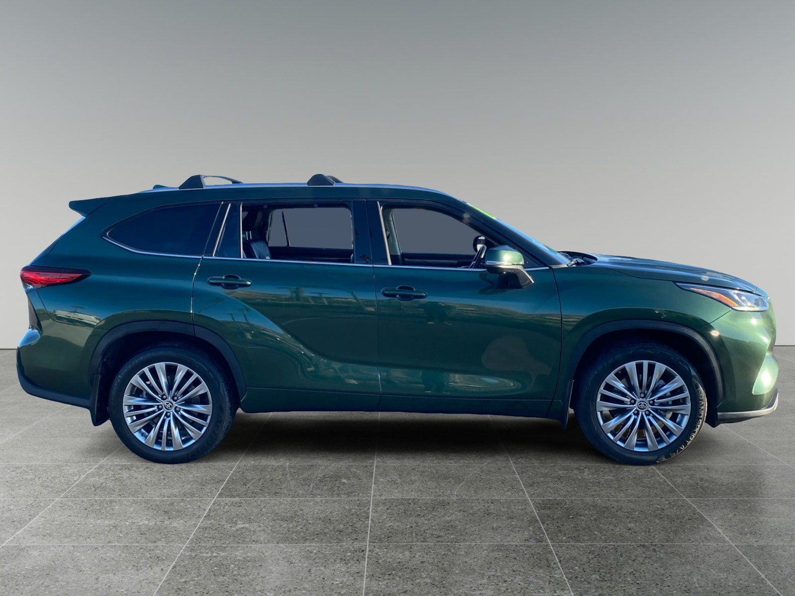 Used 2023 Toyota Highlander Platinum FWD image 6