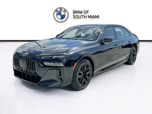Certified 2024 BMW i7 xDrive60 w/ Premium Package AWD/4WD image 3