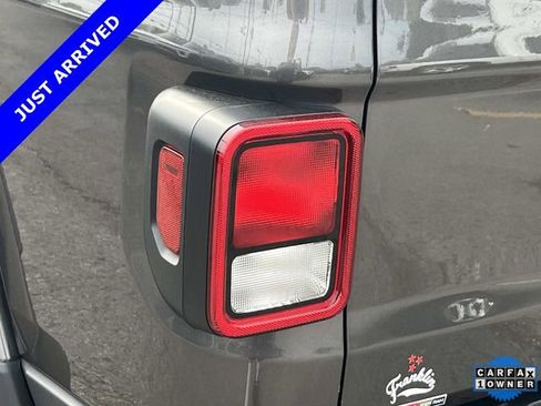 Certified 2024 Jeep Gladiator Sport AWD/4WD image 11