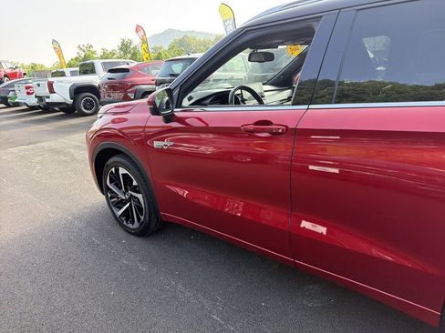 Used 2024 Mitsubishi Outlander 4WD Plug-In Hybrid image 8