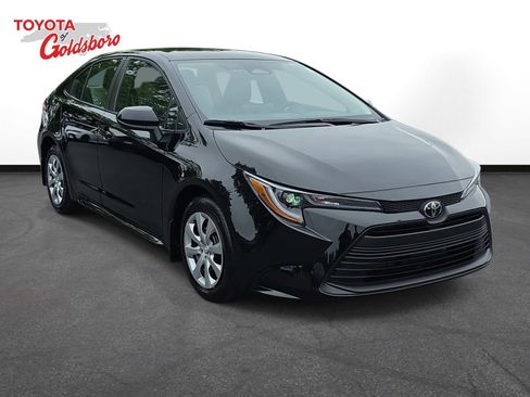 Used 2025 Toyota Corolla LE FWD image 3