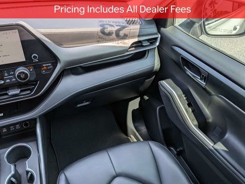 Used 2023 Toyota Highlander XLE AWD/4WD image 19