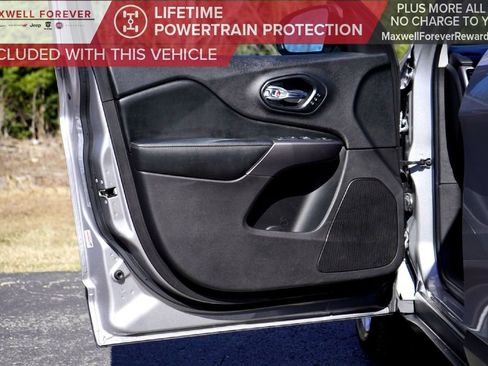 Used 2019 Jeep Cherokee Limited image 21