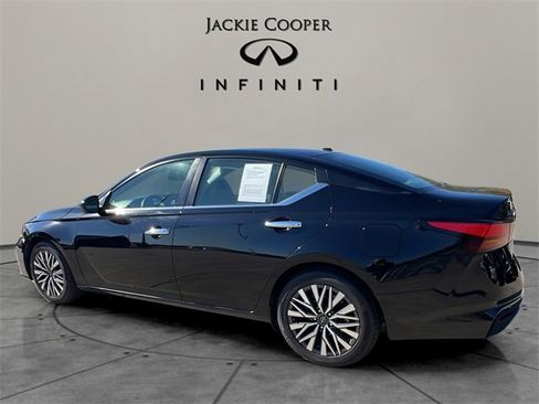 Used 2023 Nissan Altima 2.5 SV image 3