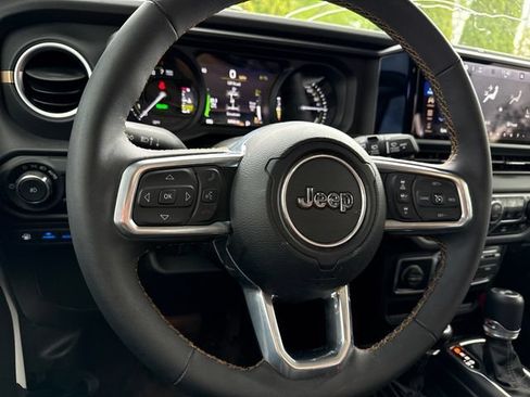 Used 2025 Jeep Wrangler Unlimited Sahara AWD/4WD image 11