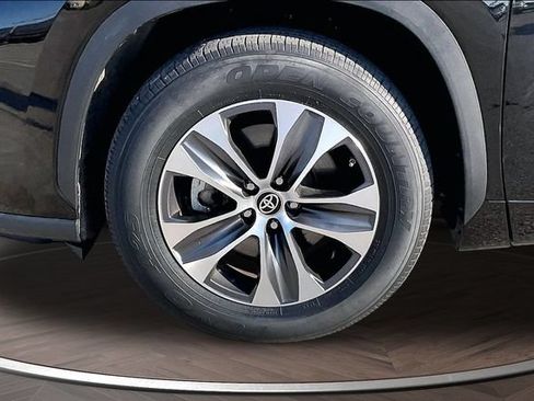 Used 2022 Toyota Highlander XLE AWD/4WD image 9
