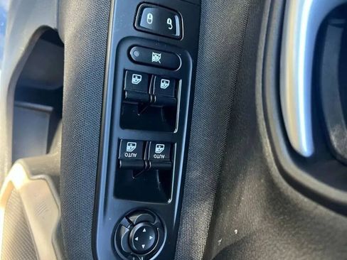 Used 2015 Jeep Renegade Latitude w/ Popular Equipment Group AWD/4WD image 30
