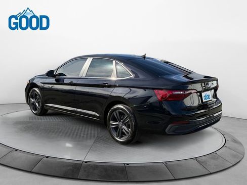 Used 2022 Volkswagen Jetta SE image 3