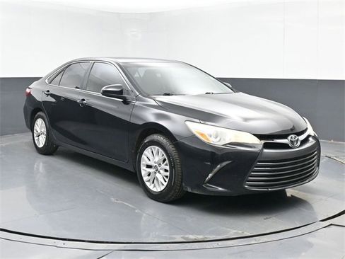 Used 2016 Toyota Camry LE image 2