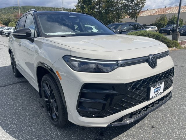 New 2026 Volkswagen Tiguan SE R-Line AWD/4WD image 4