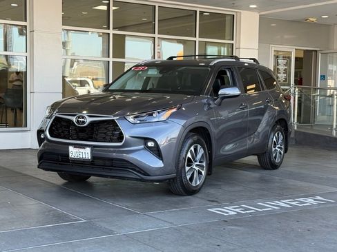 Used 2023 Toyota Highlander XLE image 2