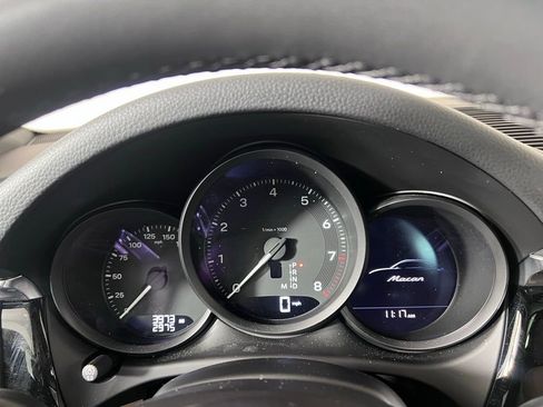 Certified 2025 Porsche Macan AWD/4WD image 29